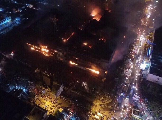 Sudah 10 Jam, Api di Plaza Aksara Belum Padam