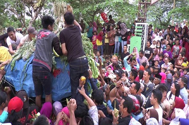 Pagi-pagi, Warga Berebut Gunungan Syawalan di Kendal