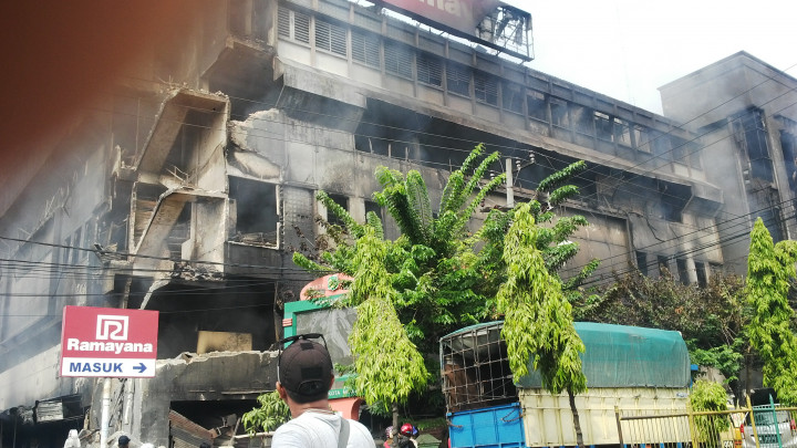 Asap Beracun, Petugas Imbau Warga Jauhi Plaza Aksara