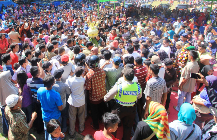 Warga Jepara Berebut Berkah 1.437 Kupat Lepet