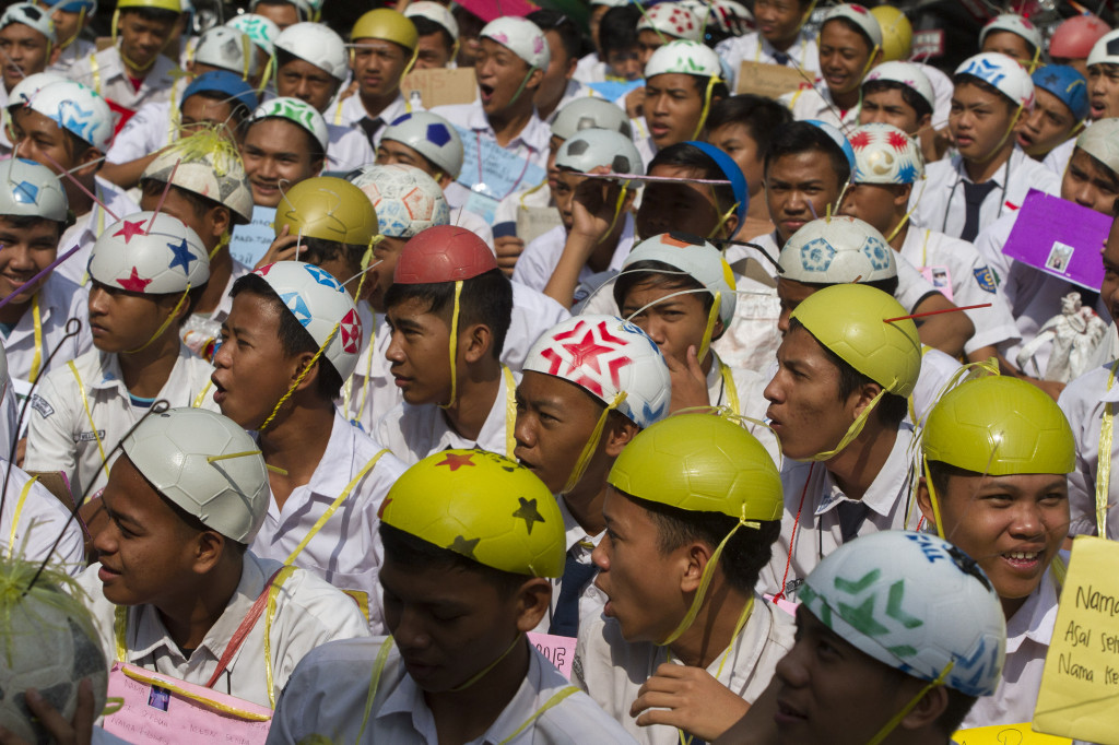 iswa baru memakai berbagai atribut yang tidak sesuai dengan proses belajar mengajar ketika mengikuti Masa Orientasi Peserta Didik Baru (MOPDB). (Ant/Widodo S Jusuf)