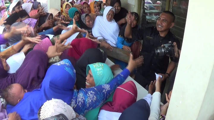 Rela Berhimpit Demi Sebungkus Nasi