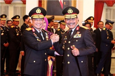 Badrodin Serahkan Komando Polri kepada Tito
