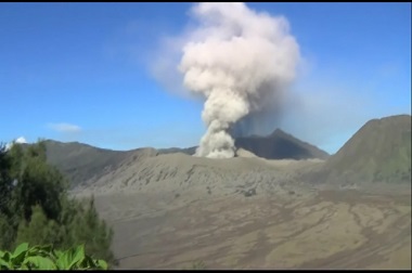 Gempa masih Terjadi di Gunung Bromo, Wisatawan Nekat Mendekat