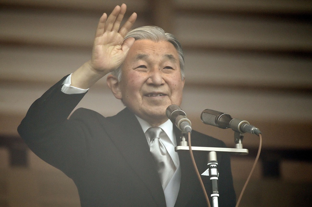 Kaisar Akihito melambaikan tangan ke arah warga dari balkoni Istana Kekaisaran di Tokyo, Jepang, 23 Desember 2015. (Foto: AFP/TOSHIFUMI KITAMURA)