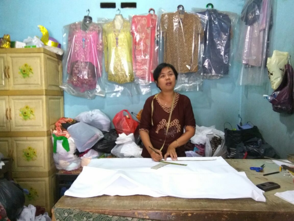 Anjar Sulistiyaningsih berusaha merampungkan 100 pasang baju seragam dalam tiga hari ke depan. (Metrotvnews.com/Patricia Vicka)