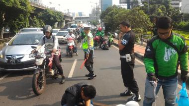 Driver Go-Jek Kumpulkan Dua Kilogram Paku Dari Kawasan Slipi