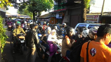 Sejumlah Ruas Jalan Ciledug Macet Pada Hari Pertama Sekolah