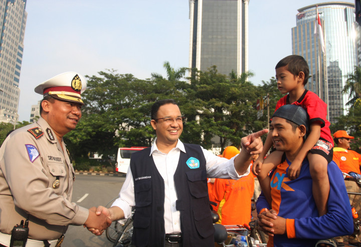 Hari Pertama Sekolah, Menteri Anies jadi Incaran Foto Ibu-ibu