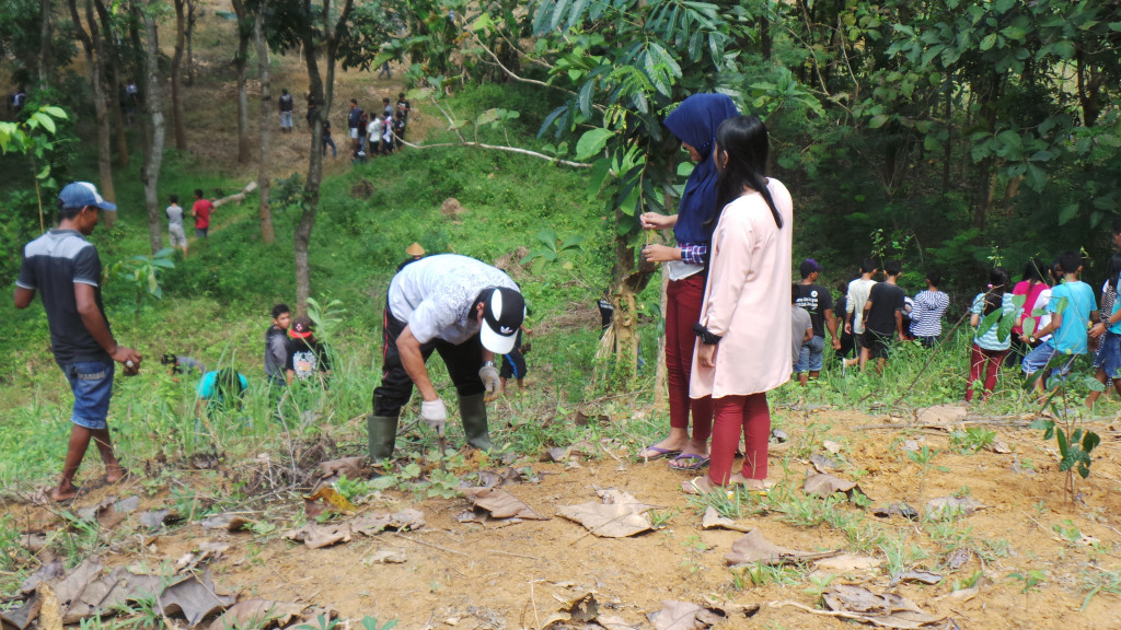 Aliansi Rakyat Kendeng Berdaulat menanam 1000 bibit pohon di lahan Perhutani Pegunungan Kendeng Utara di Dukuh Lemahbang, Desa Sinomwidodo Kecamatan Tambakromo Kabupaten Pati, Jawa Tengah. (Metrotvnews.com/Rhobi Shani)