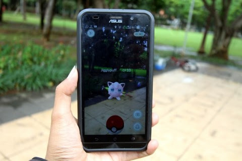 Hunting Pokemons at National Monument