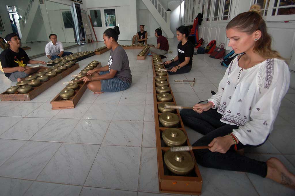 Belasan Warga Asing Belajar Musik Minang