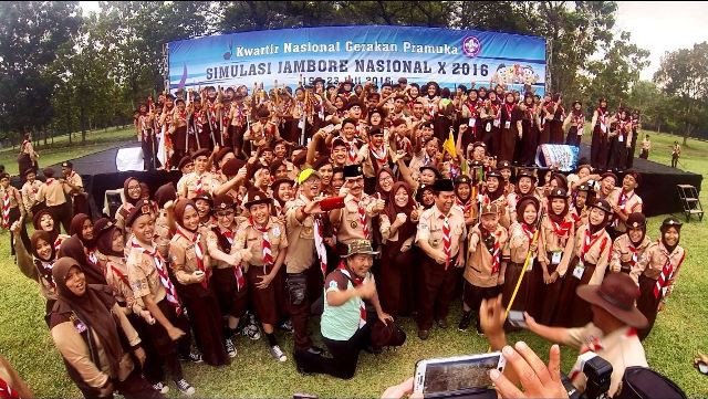 Ketua Kwatir Nasional Gerakan Pramuka, Adhyaksa Dault bersama peserta Jambore Nasional