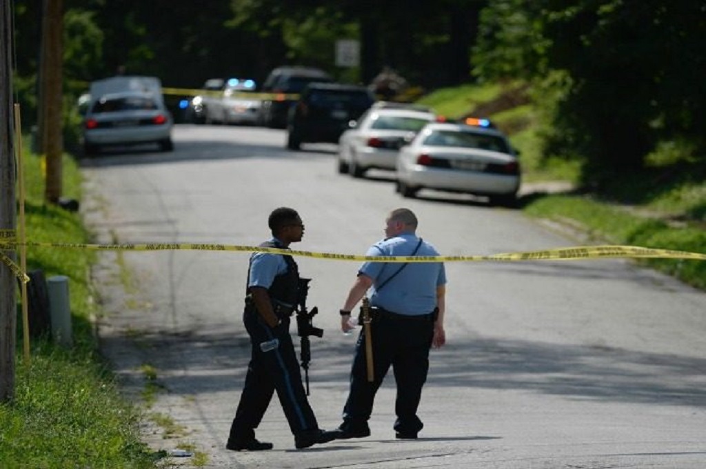 Seorang polisi ditembak saat sedang mencari pelaku penembakan di Kansas, 19 Juli 2016. (Foto: Twitter/Kcstar)
