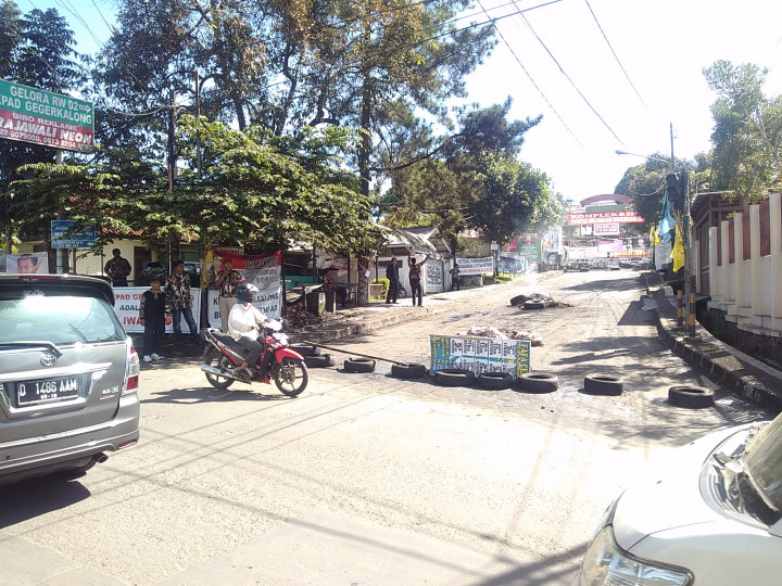 Warga Kompleks AD Gegerkalong Blokir Jalan, Pengendara Bingung