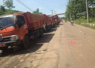 Antrean Truk Sampah DKI di Bantar Gebang Mengular 1 Km