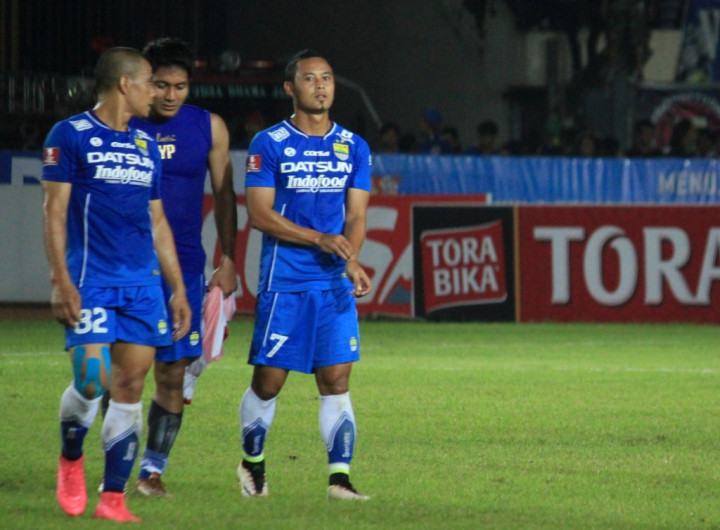 Persipura Dipermalukan Persib di Stadion Mandala