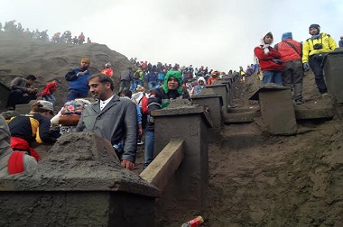 Petugas Kewalahan Atasi Serbuan Pengunjung Bromo
