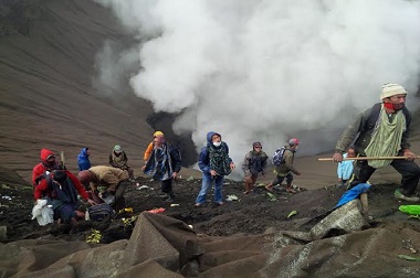Adu Nasib di Bromo untuk Dapatkan Berkah Kasada