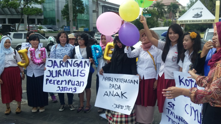 Junarlis Perempuan di Semarang Berseragam SD