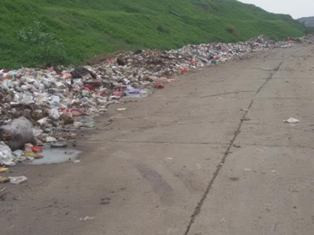 Sampah Masih Berserakan di Bahu Jalan TPST Bantar Gebang