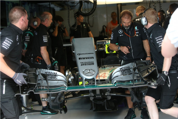 Apologi Hamilton Usai Kecelakaan di Latihan Bebas Kedua