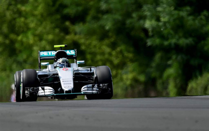 Di Tengah Kondisi Licin, Rosberg Raih <i>Pole Position</i>