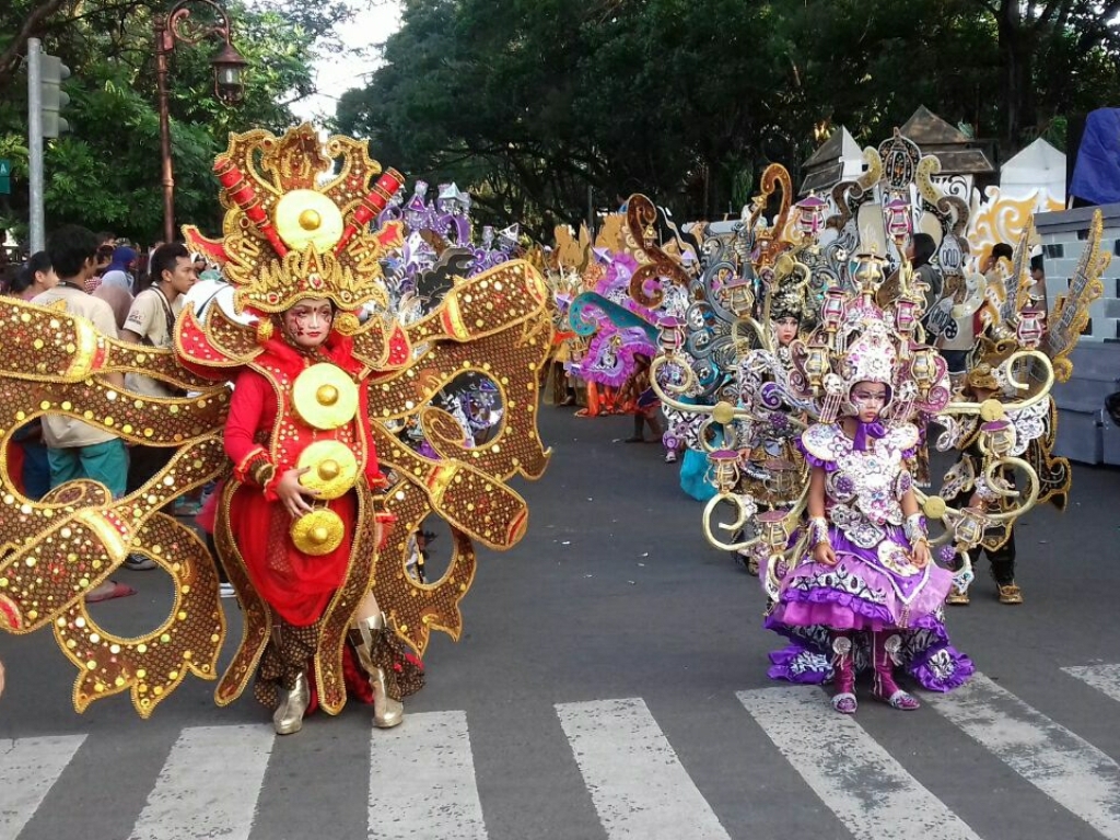 Piala Adipura Kencana 2016 diarak dalam kirab budaya di Kota Solo, Jawa Tengah, Minggu 24 Juli 2016 (Foto: MTVN/Pythag Kurniati)
