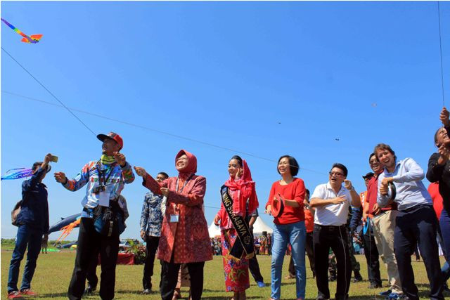 Peserta Delegasi PrepCom III Disuguhkan Festival Layang-layang