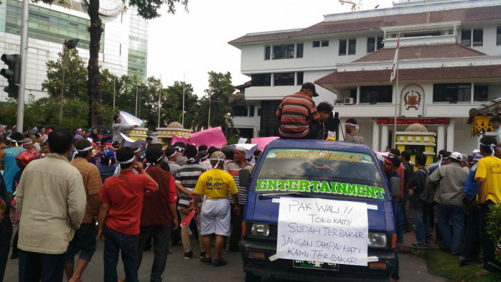 Ratusan Pedagang Pasar Aksara Demo Kantor Wali Kota Medan