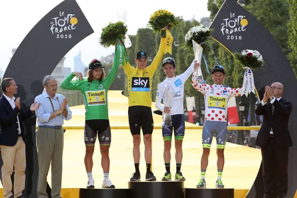 Froome (tengah) menjadi juara Tour de France 2016 (KENZO TRIBOUILLARD / AFP)