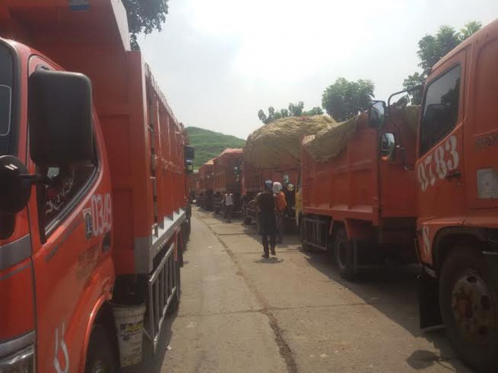 22 Alat Berat Beroperasi, Truk Sampah DKI Mengular di Bantar Gebang