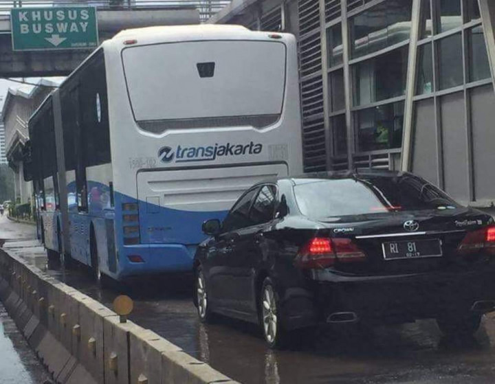 Komisioner Ombudsman: Urgensinya Apa Mobil Pejabat Masuk Busway