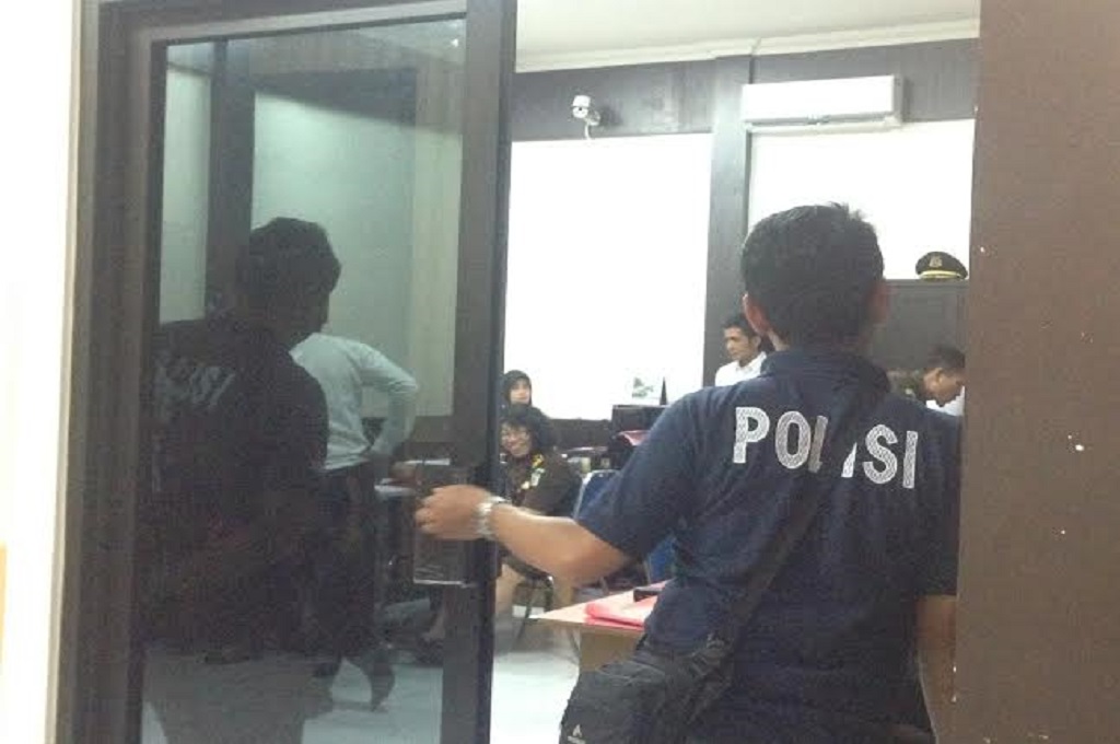 Suasana penyerahan berkas dan tersangka penggunaan ijazah palsu dari Polres Sidoarjo ke Kejari, MTVN - Hadi