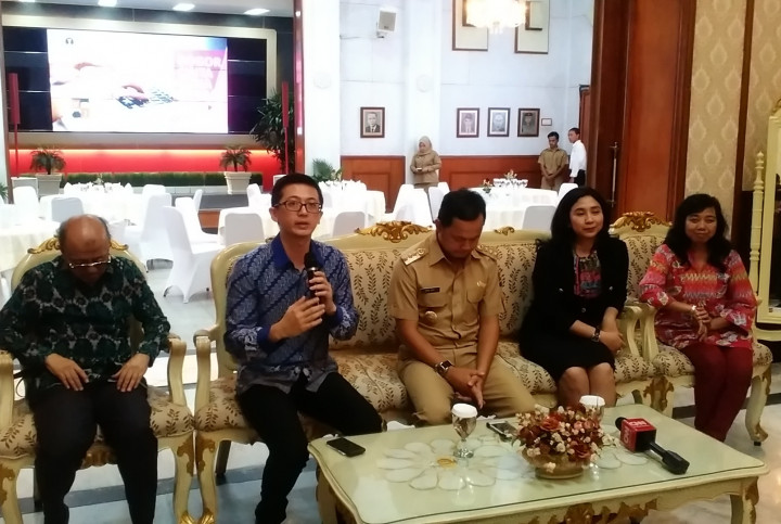 Bima Arya Tantang Emil Tulis Ulang Buku ke Braile