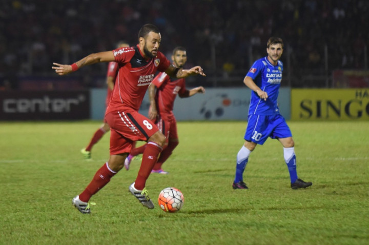 Ilustrasi Gol: Semen Padang Menang Besar atas Persib Bandung