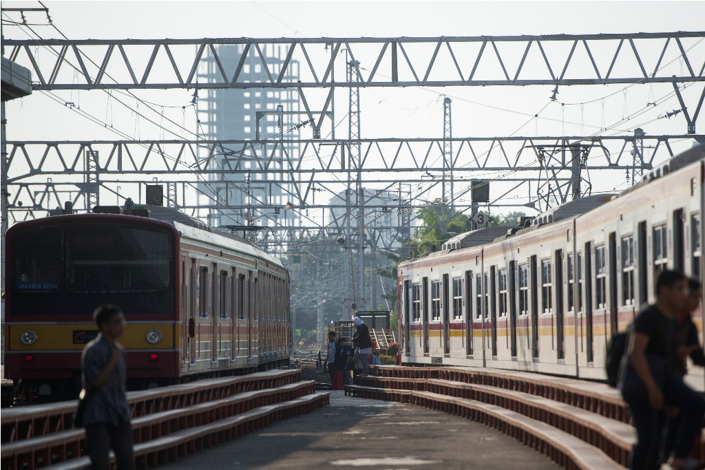 Warga pengguna kereta melintas di Stasiun Manggarai, Jakarta, Sabtu (11/6). Foto: ANTARA FOTO/Rosa Panggabean.
