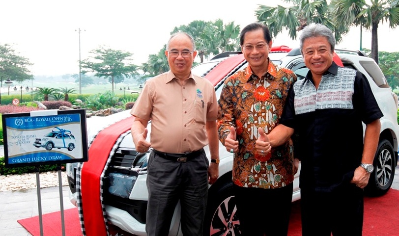 Direktur Nasional Habitat for Humanity Indonesia James Tumbuan, Presiden Direktur BCA Jahja Setiaatmadja, dan Chief Operating Officer Royale Jakarta Golf Club George Chandra (Foto:Dok.BCA)