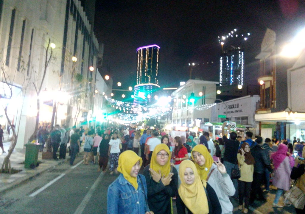 Suasana Jalan Tunjungan saat ini di malam hari. Banyak warga yang memanfaatkan momen malam ini. Foto: Metrotvnews.com/Rosyid