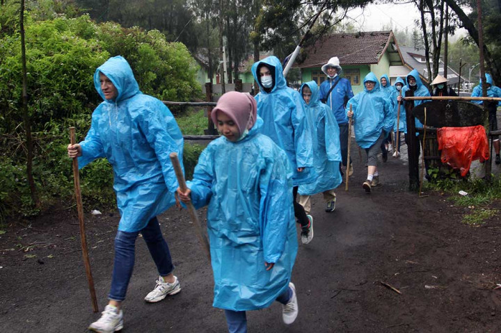 Meski Hujan, Pendaki Gunung Ijen Tetap Ramai