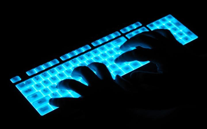 Hacker Bisa Curi Informasi Lewat Keyboard Wireless