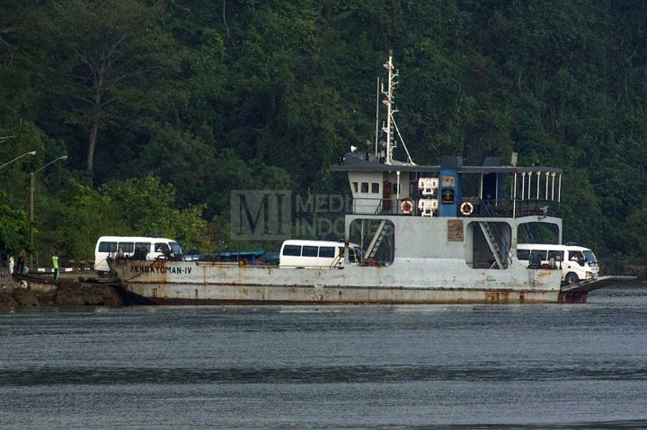 Belasan Ambulans Angkut Peti Jenazah Masuki Nusakambangan