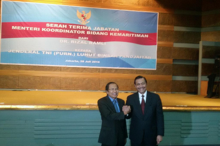 Luhut dan Rizal Ramli Berbagi Keakraban