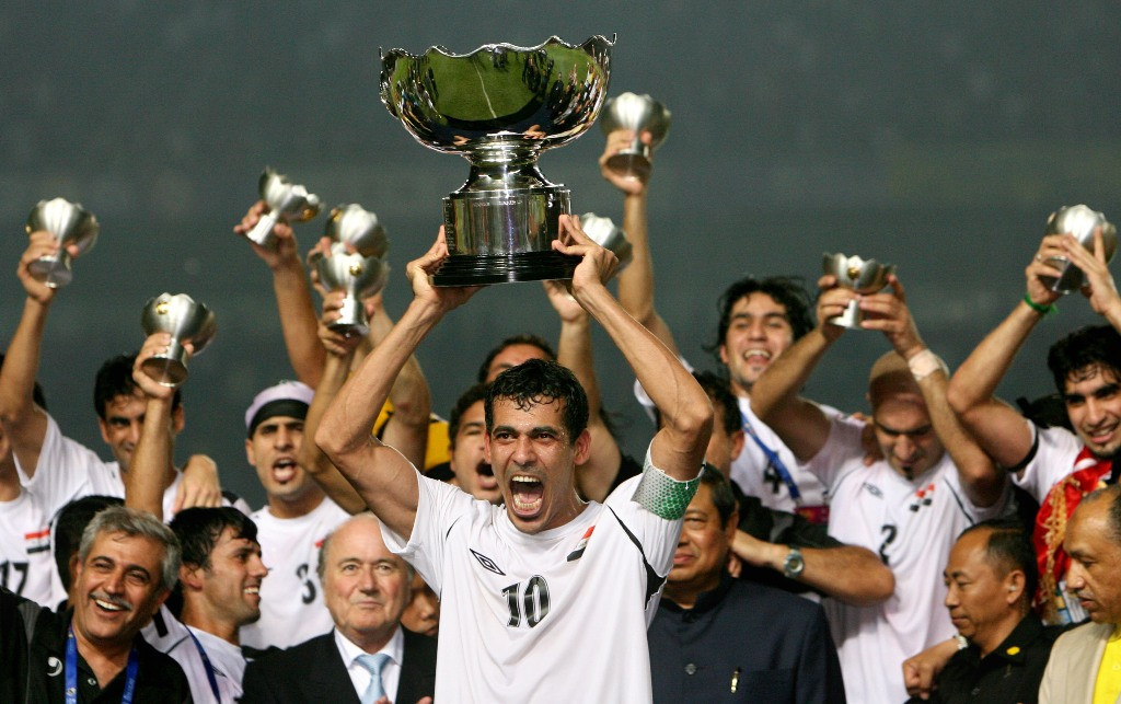 Younis Mahmoud saat mengangkat trofi Piala Asia 2007 di Stadion Utama Gelora Bung Karno (Foto: AFP)