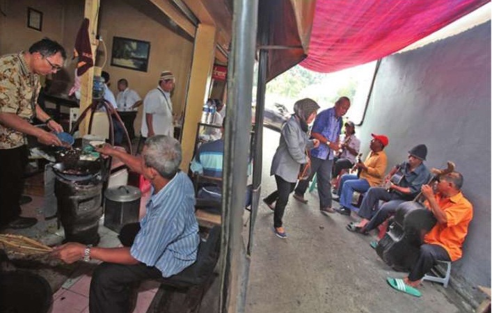 Lezatnya Daging Kambing, Berpadu Kentalnya Gulai