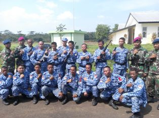 TNI Latih Tukang Ojek dan PKL Bongkar Pasang Senjata
