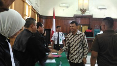 Sidang Perdana di Tipikor Medan, Gatot Didampingi Istri Pertama