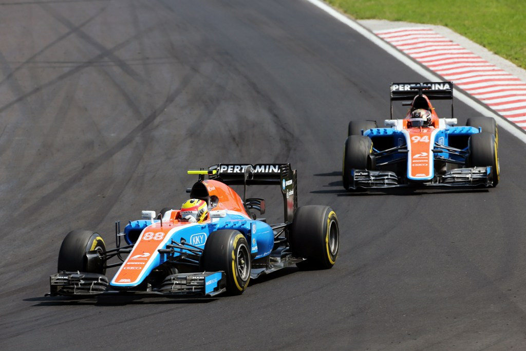Momen saat Rio Haryanto (belakang) menguntit rekan setimnya Pascal Wehrlein sebelum insiden tabrakan (Foto: ANTARA FOTO/Manor Racing Media)