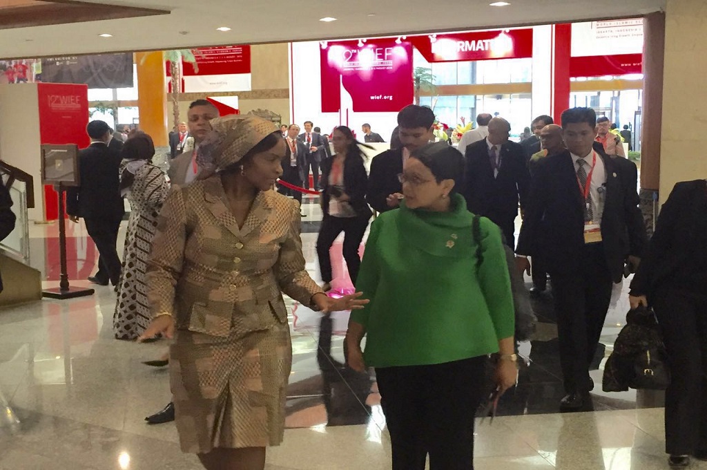 Menlu Retno Marsudi (kanan) bersama Menteri Hubungan dan Kerja sama Afrika Selatan, Maite Nkoana-Mashabane di sela KTT WIEF 2016 di Jakarta, 2 Agustus 2016. (Foto: MTVN/Sonya Michaella)