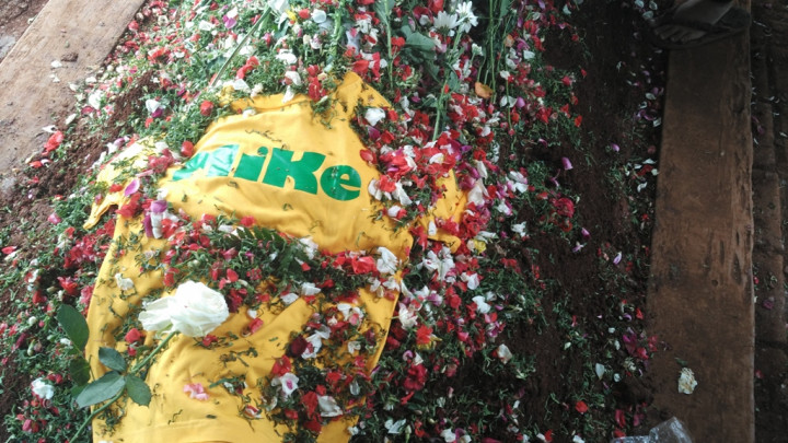 Kaus Bersejarah di Atas Makam Mike Mohede